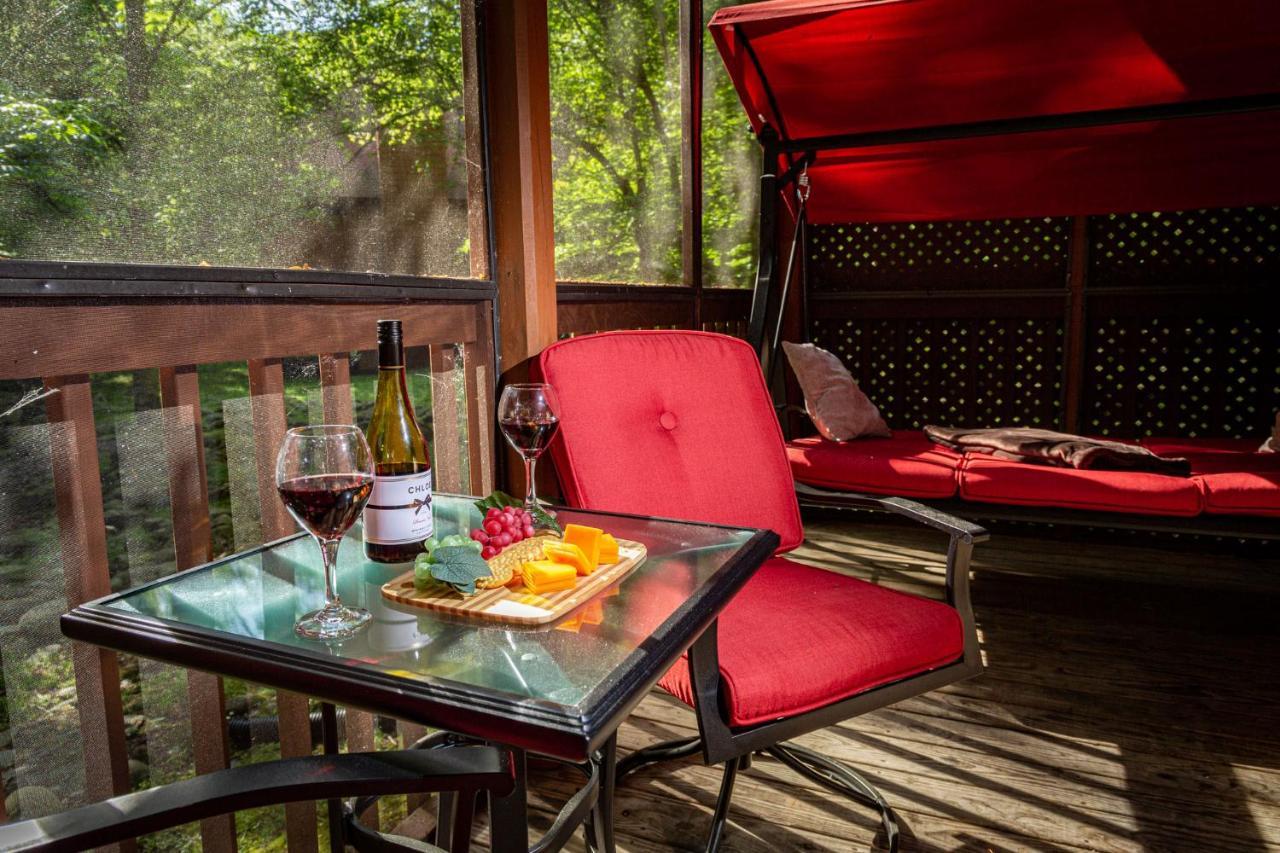 Bear Footin' On The Creek Villa Гетлинбург Екстериор снимка